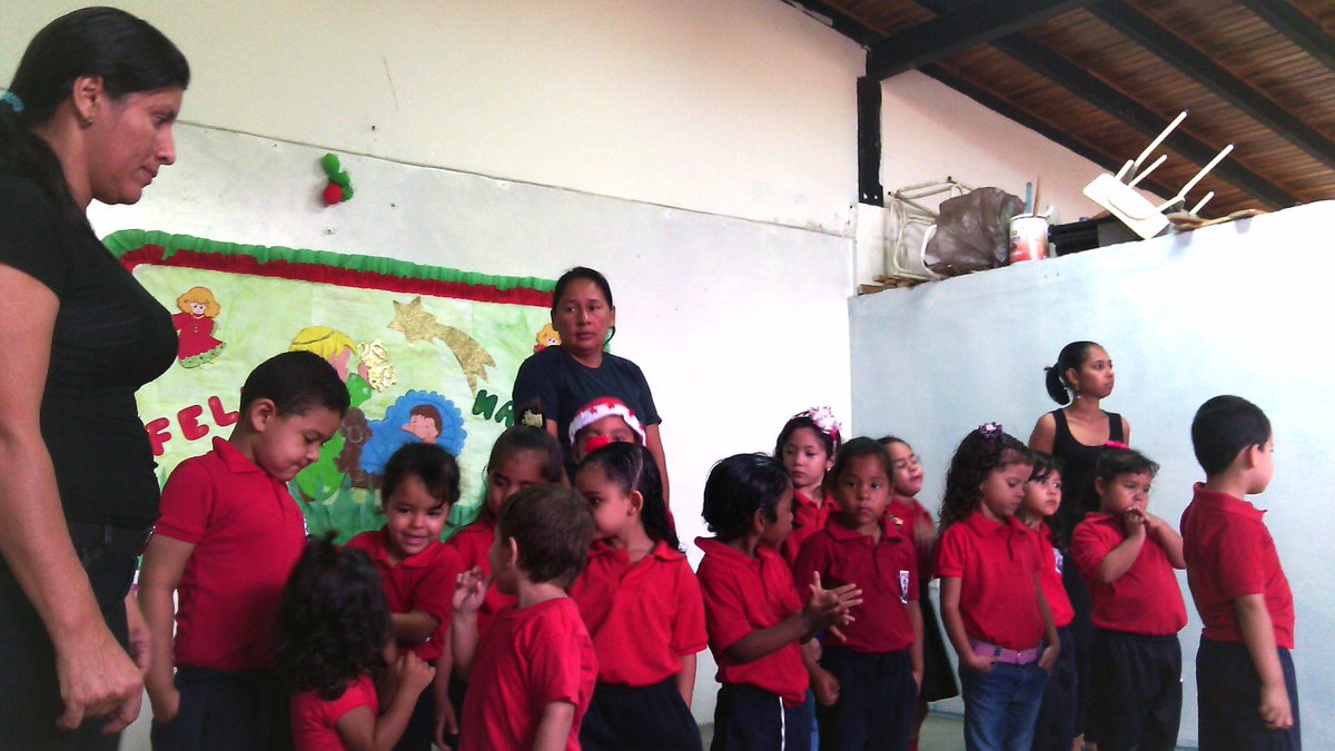 c_modc's tweet image. Niños del Programa Iniciacion musical Simon Bolivar  en el Prescolar Petralcira Echeguerain en la Muestra musical