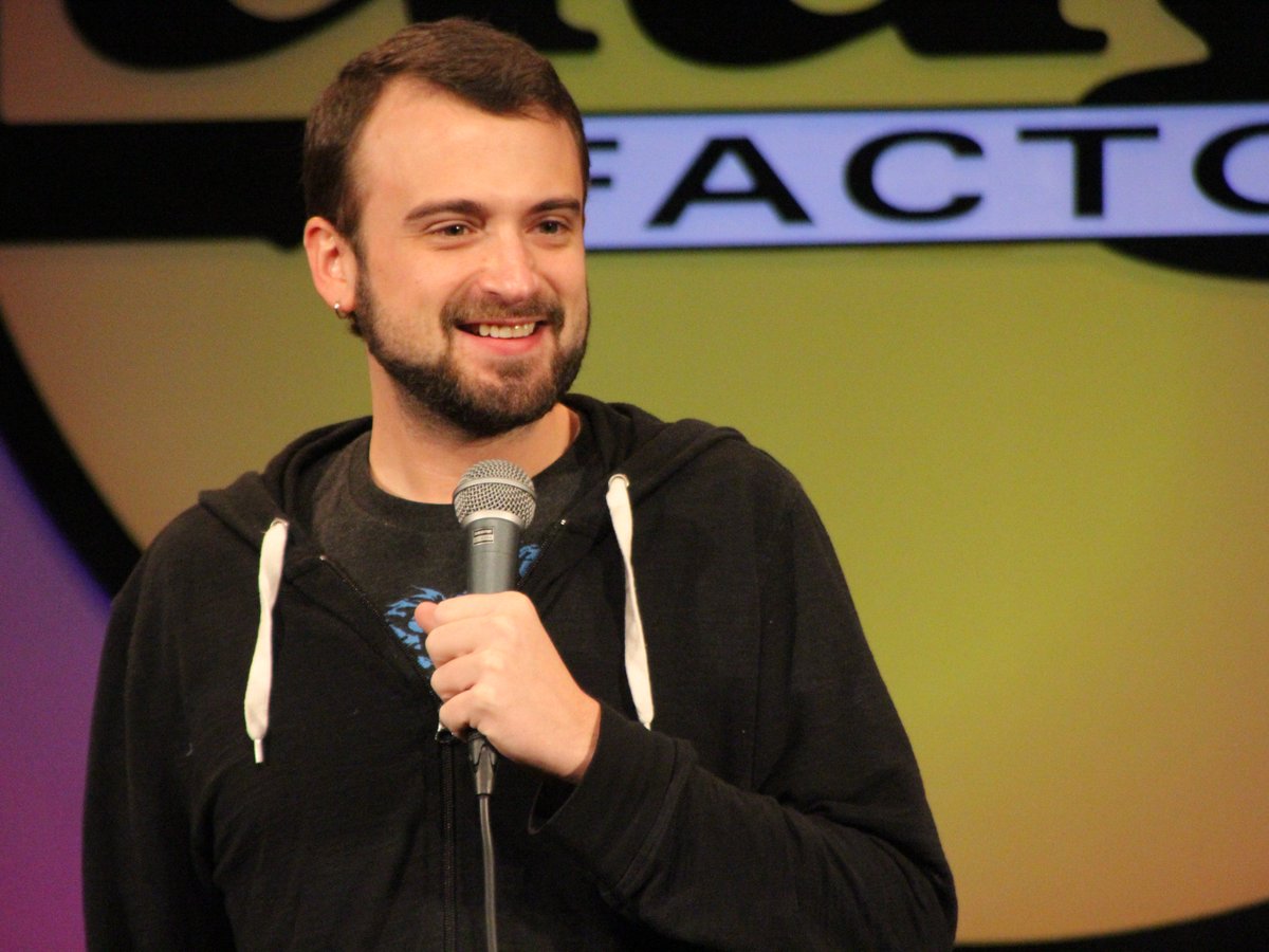 LaughFactoryCHI's tweet photo. He's in the middle of growing his own scarf for the winter, the majestically bearded @NateWeatherup! #ChiLFLive https://t.co/o6uDAZj3yG