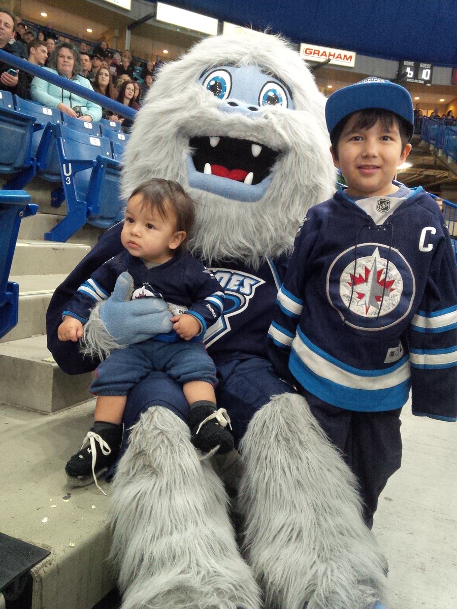Big_G_09's tweet image. The #Blades every friendly mascot #Pokecheck having some fun with the boys. #WHL