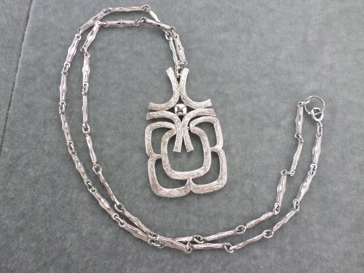 ednacatherine2's tweet photo. Mayan Pendant Necklace Aztec Necklace Brushed Silver Vintage Avon … https://t.co/IebVMH2BM0 #EtsyGifts #AztecJewelry https://t.co/xDwq5TkpTw