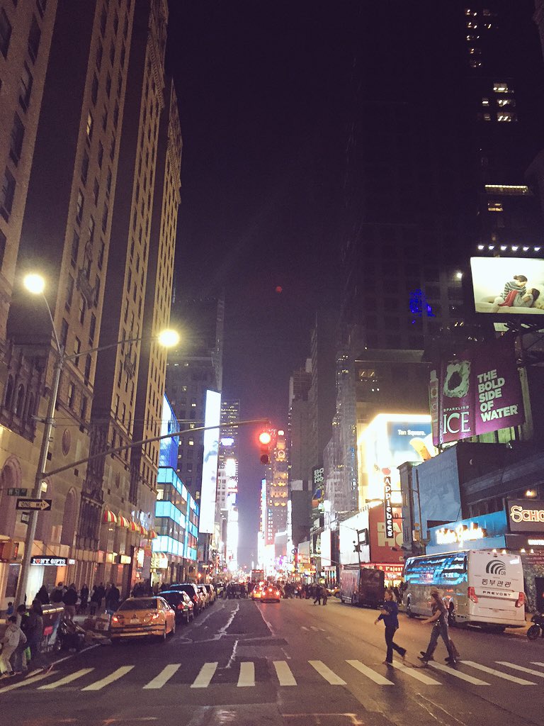 courtscott's tweet photo. Mom if you are reading this...SURPRISE! You're spending a mother/daughter weekend in NYC! #ExpediaThingsToDo https://t.co/ckR8eBmadY