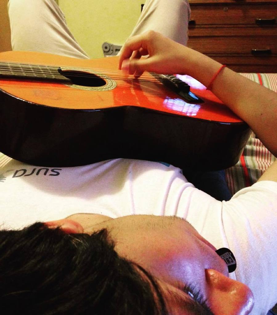 giobugt's tweet photo. Volviendo a la Guitarra....Cantando con mi Chica 🙈... Si, cantando... #desafinados #conmiO… https://t.co/pM1QsQ3DwA https://t.co/t6bZhYjqEA