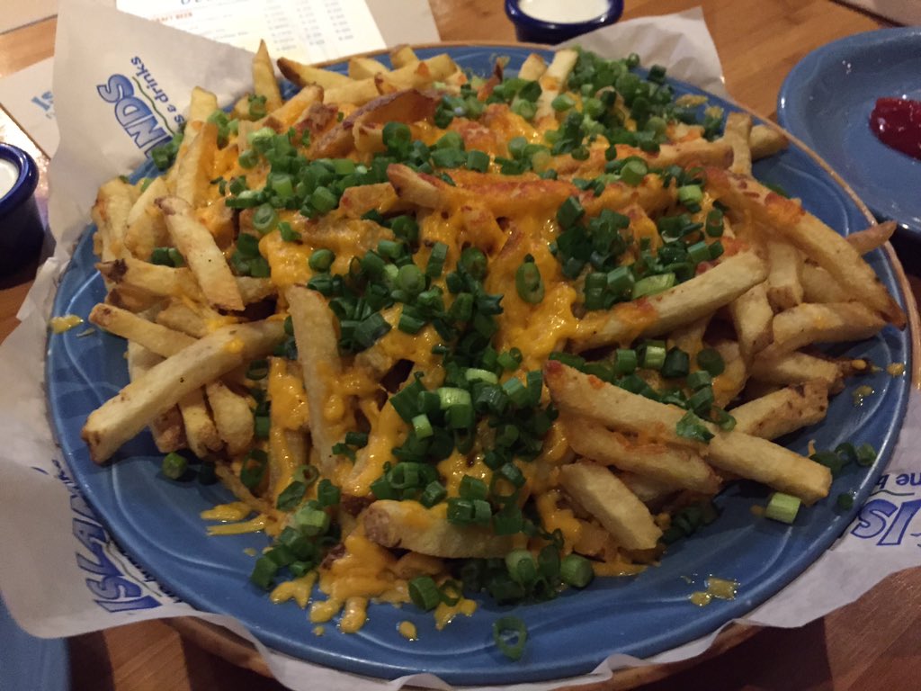 aznjamesdean's tweet photo. Eatin big @IslandsBurgers #HappyHour #foodporn #burger https://t.co/8yclQkQwii