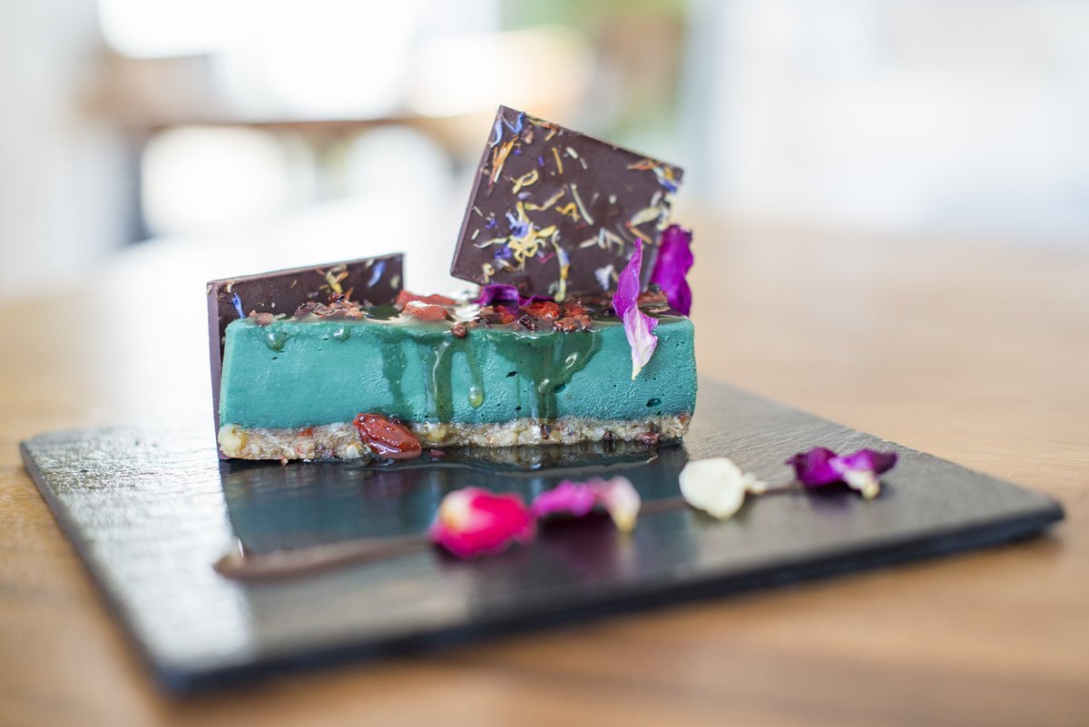 WildBeets's tweet image. Candy bright but also raw, gluten and dairy free. Superfood Cake at #wildbeets #ibiza #raw
