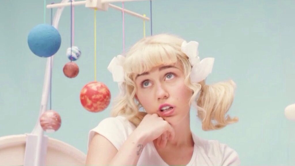 brooksmiley13's tweet photo. みんな見た？ #MileyBBTalk 公開されましたー･:*+.\(( °ω° ))/.:
本当にいろんな表情が観れて可愛い💓お気に入りの場面公開💓 #CyrusUpDate #MTVStars Miley Cyrus https://t.co/QbzljVsDAl