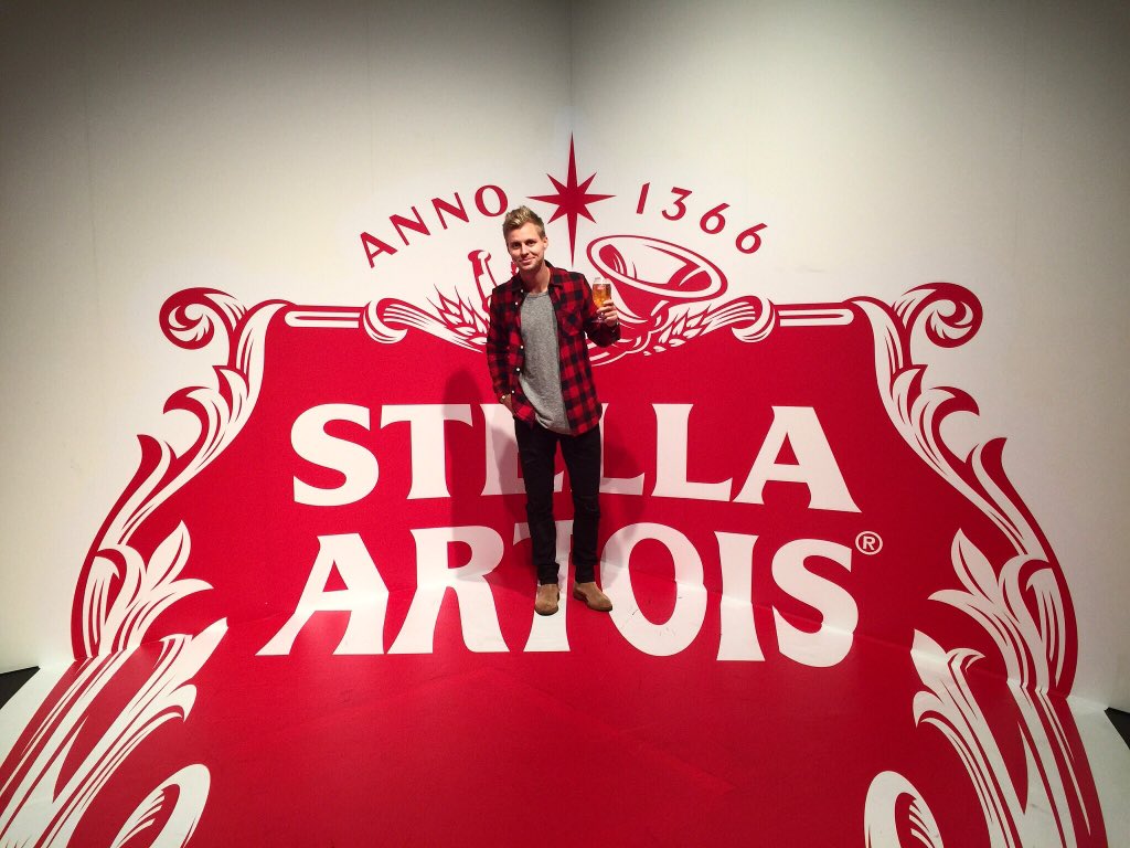 iwearcoolsocks's tweet photo. Cheers to the weekend. @StellaArtois #sp #cooliswhatyoumakeit https://t.co/rldWO72Epl