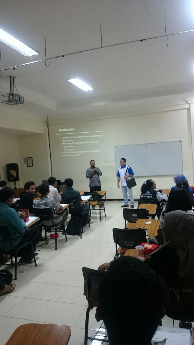 CBNEduProgram's tweet photo. Bpk. Harry Sudjana @HarrySudjana11  Corp Solutions Manager @CBNinternet di Workshop Pelatihan Karir  @Univ_Airlangga https://t.co/676LGyBqS6
