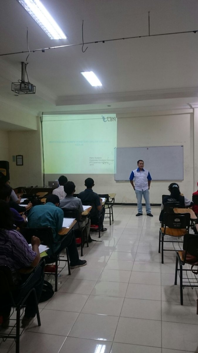 CBNEduProgram's tweet photo. Bpk. Harry Sudjana @HarrySudjana11  Corp Solutions Manager @CBNinternet di Workshop Pelatihan Karir  @Univ_Airlangga https://t.co/676LGyBqS6
