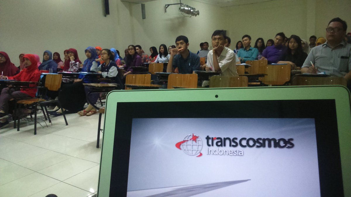 CBNEduProgram's tweet photo. Bpk. Harry Sudjana @HarrySudjana11  Corp Solutions Manager @CBNinternet di Workshop Pelatihan Karir  @Univ_Airlangga https://t.co/676LGyBqS6