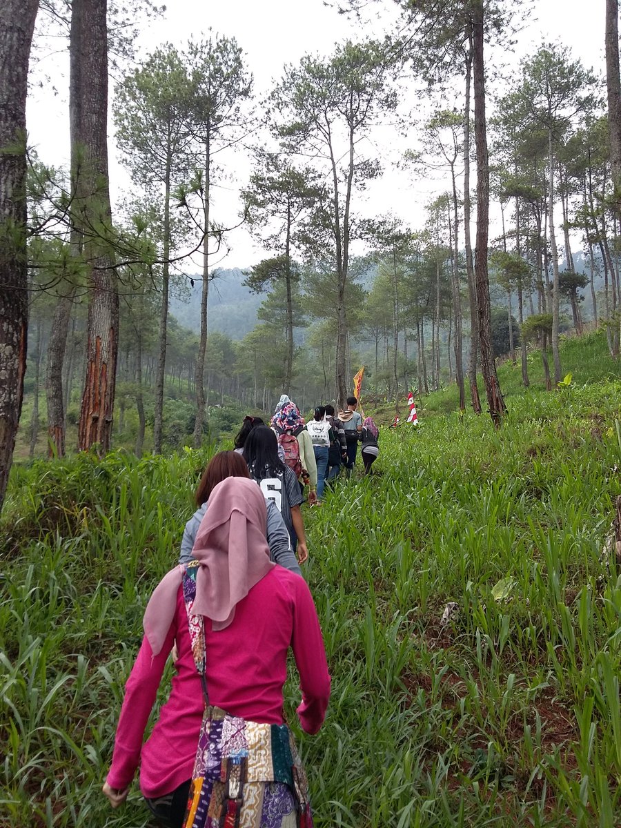 YFCCJabar's tweet photo. Hari ini, @YFCCIndonesia @GreatofBandung dan volunteer @HiLoBDG persiapan utk Bamboo for Earth di Desa Batu Lonceng https://t.co/WkMiAIFKDM
