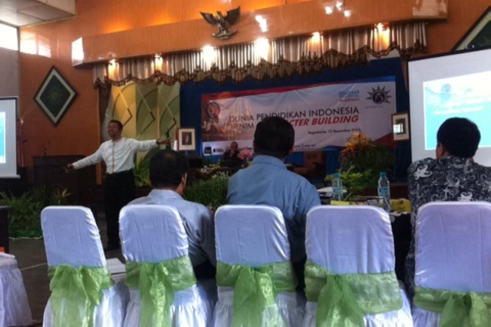 Seminar nasional pendidikan
"Dunia pendidikan indonesia minim character building"
#lustrum13