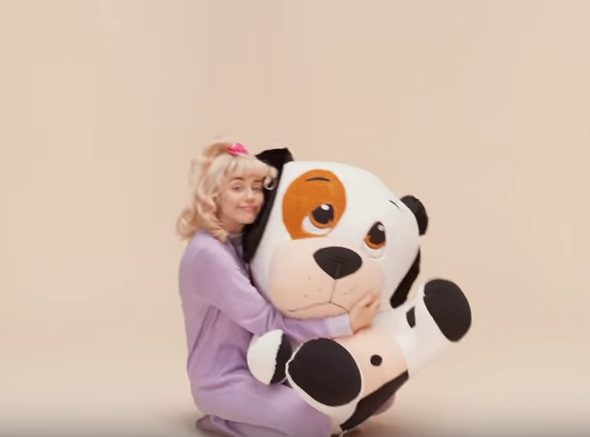 MidnighttMiley's tweet photo. Miley Bebe Cyrus con un peluche #WatchBBTalk #WatchBBTalkOnVEVO https://t.co/xjCVjbFayI