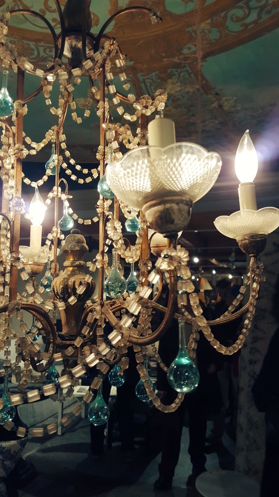 MsButterflyKiss's tweet image. Beautiful sconce &amp;amp; chandelier #DesignDelights #HolidayShopping