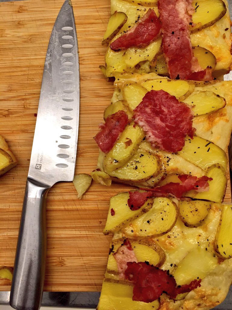 hashtagosborned's tweet image. Montreal smoked meat on milk-soaked fried fingerlings #flatbread #ricardocuisine #firstdinner