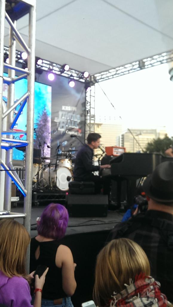 LongLiveWifi's tweet photo. @charlieputh he did an awesome job, sang 3 songs #JingleBallLA @1027KIISFM https://t.co/wKMW6q9nRk