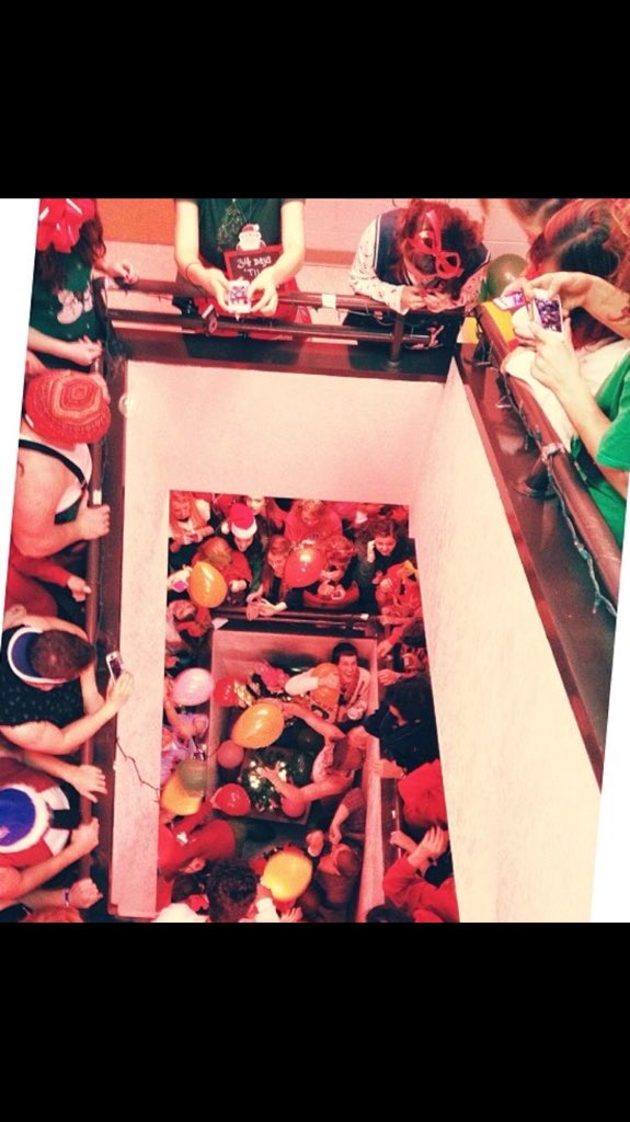RidiculouslyC14's tweet photo. #RidiculouslyChristmas13 https://t.co/0mqPDZvhLT