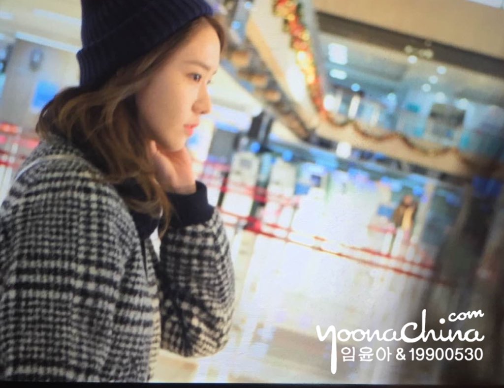[PIC][05-12-2015]YoonA khởi hành đi Trung Quốc để tham dự "2016 iQiYi Concert 'ALL-STAR CARNIVAL'" vào sáng nay - Page 2 CVa7MscXIAEp4W5