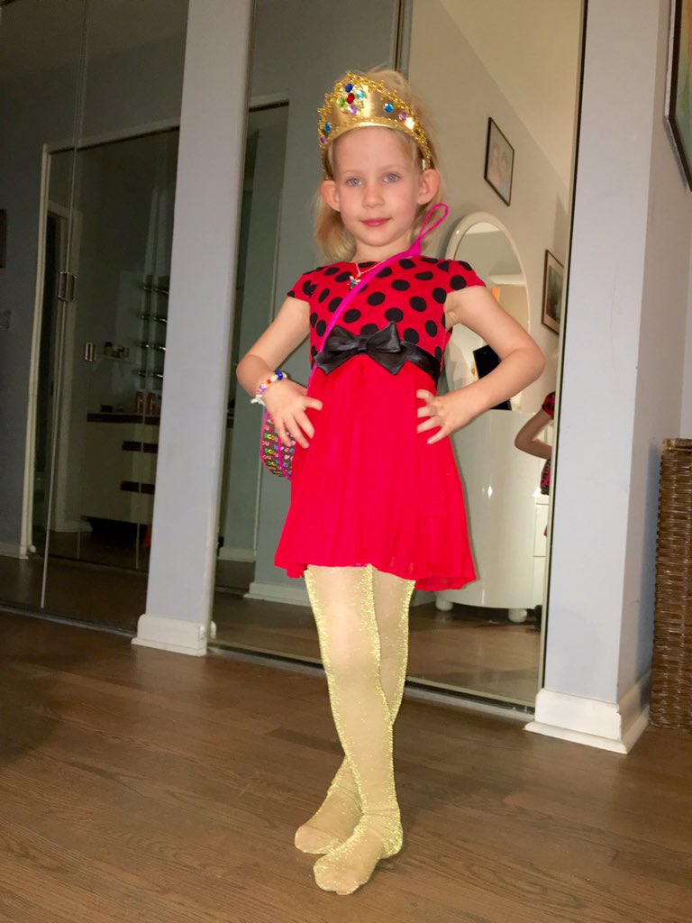 david2uall's tweet photo. Taylor Movie Night! Dressed up and snuggled up! @taytigersfirst @TaylorPTAtalk #zroar https://t.co/VJf1C6QMKT