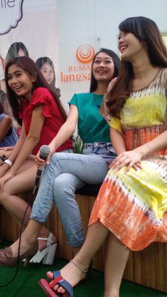 Keep smile 😆 <a href="/BeauMiftaChiBi/">Hasunal Miftah</a> <a href="/SweetEllenChiBi/">Ellen N. Vindriana</a> <a href="/SweetTataChiBi/">Redita Mutiara</a>