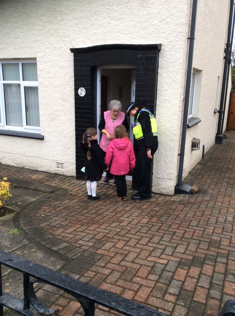 oldgupsyr2's tweet photo. Thank you @gpmaindee for helping year 2 deliver their invitations - see you at our Community Carols! 🎄#gupscommunity https://t.co/vZWvrgNO8D