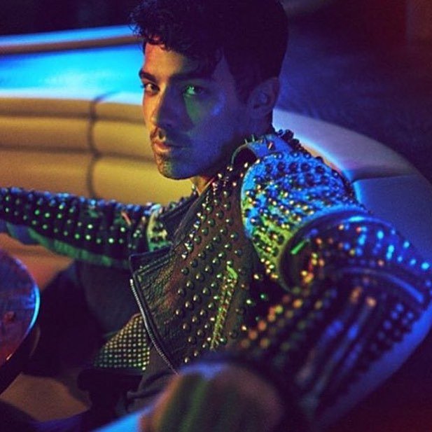 hoverGENIE's tweet photo. #DesignShowCase #Branding by itk.hip.pop FashionKNO
#JoeJonas looks HOT in #GQItalia
#knoDomo #music #fashion #en… https://t.co/GpNciIfZly