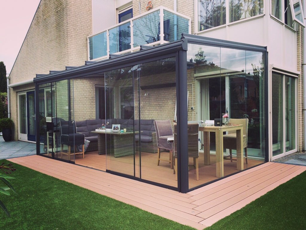 Met sfeervolle #terrasverwarmers kunt u ook tijdens de feestdagen genieten van deze heerlijke #tuinkamer <a href="/Vitrona/">Vitrona</a>