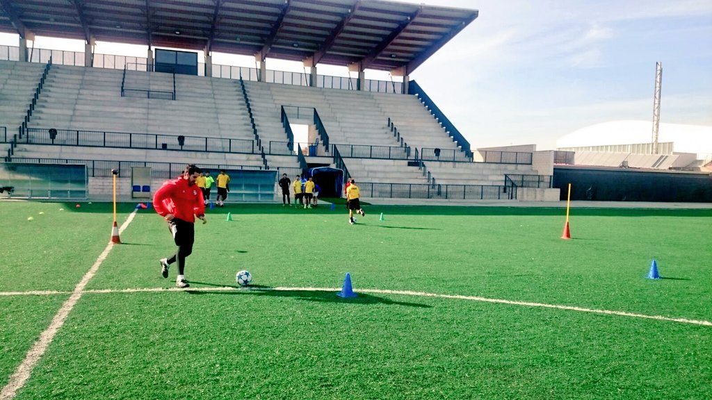 aitorvdb's tweet photo. Dinámica de grupo "Olimpiada de futbolistas" y entrenamiento matinal con el equipo @clubdobaciempo #ForzaCiempo https://t.co/v2QEAsPcJm