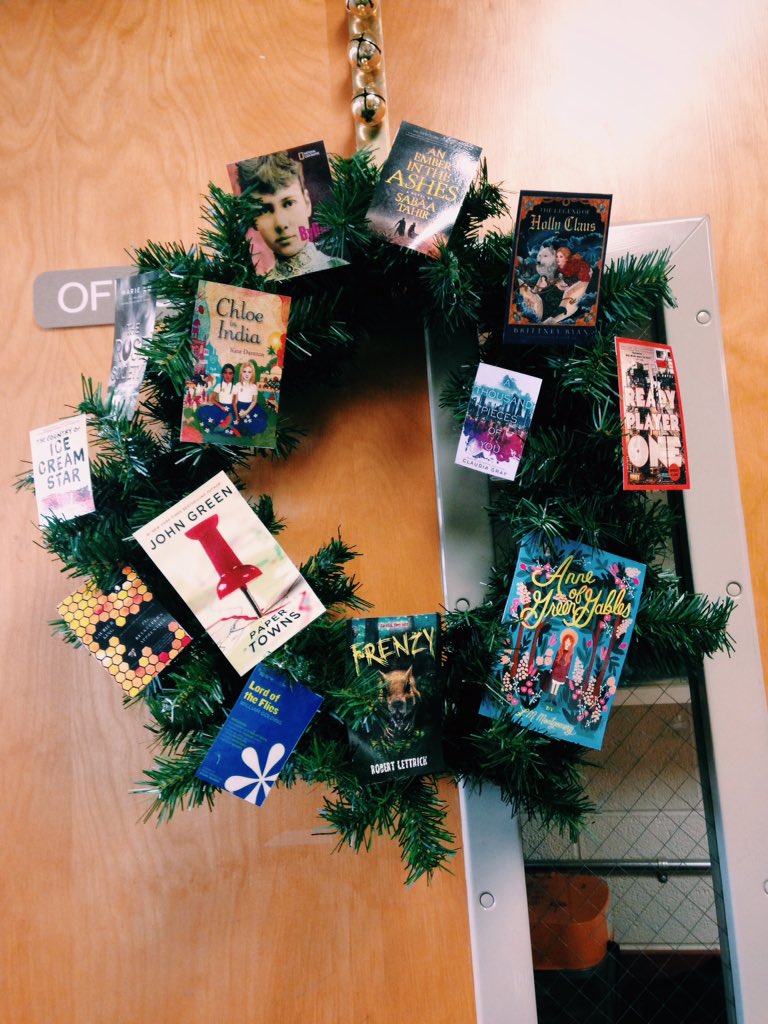 MicaSJohnson's tweet photo. Welp, this happened today...#kcslms #bookwreath #librarydork https://t.co/vVbz0SnZQx