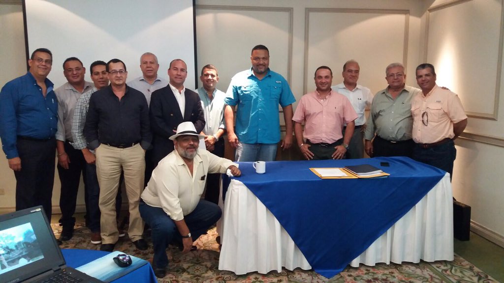 Con la presencia del emp. y promotor Carlos Lee se dio inicio a la Construccion d la Central de Trans. de Aguadulce