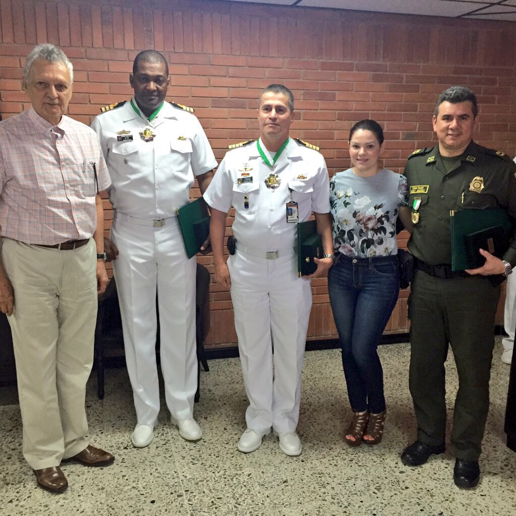sec_gobierno's tweet photo. Medalla Mariscal Sucre, a oficiales de @armadacolombia y @PoliciaColombia, por su excelente trabajo en Sucre. https://t.co/vDEKZWzHBN