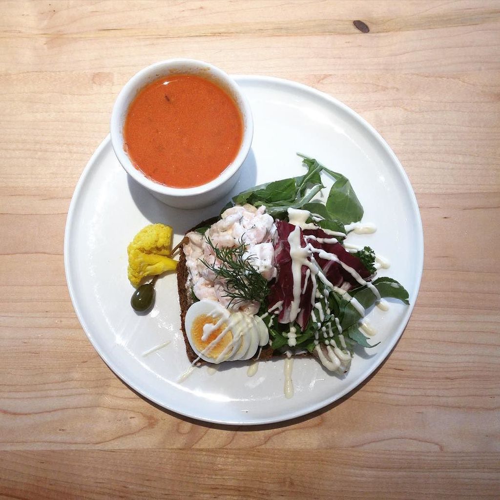 VANCITYsBEST's tweet photo. WOW check out the great photo by @libertyyvr https://t.co/zrVrCAwWIB Could your day use a made-to-order shrimp sal… https://t.co/V6uNNd8jIv