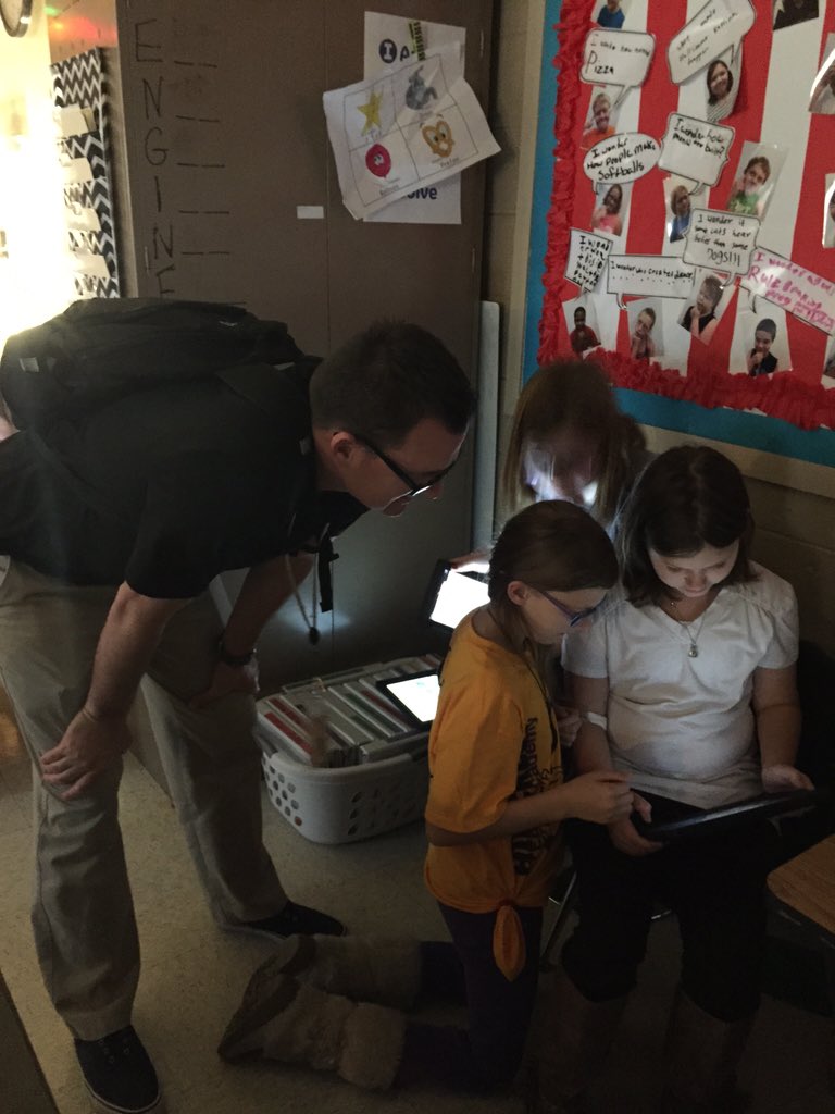 ivytechy's tweet image. @bmos doing #BSDHourOfCode with his daughter's class #CodingFamily #Proud2BPirates @BeltonSchools @elandrumSTEAM