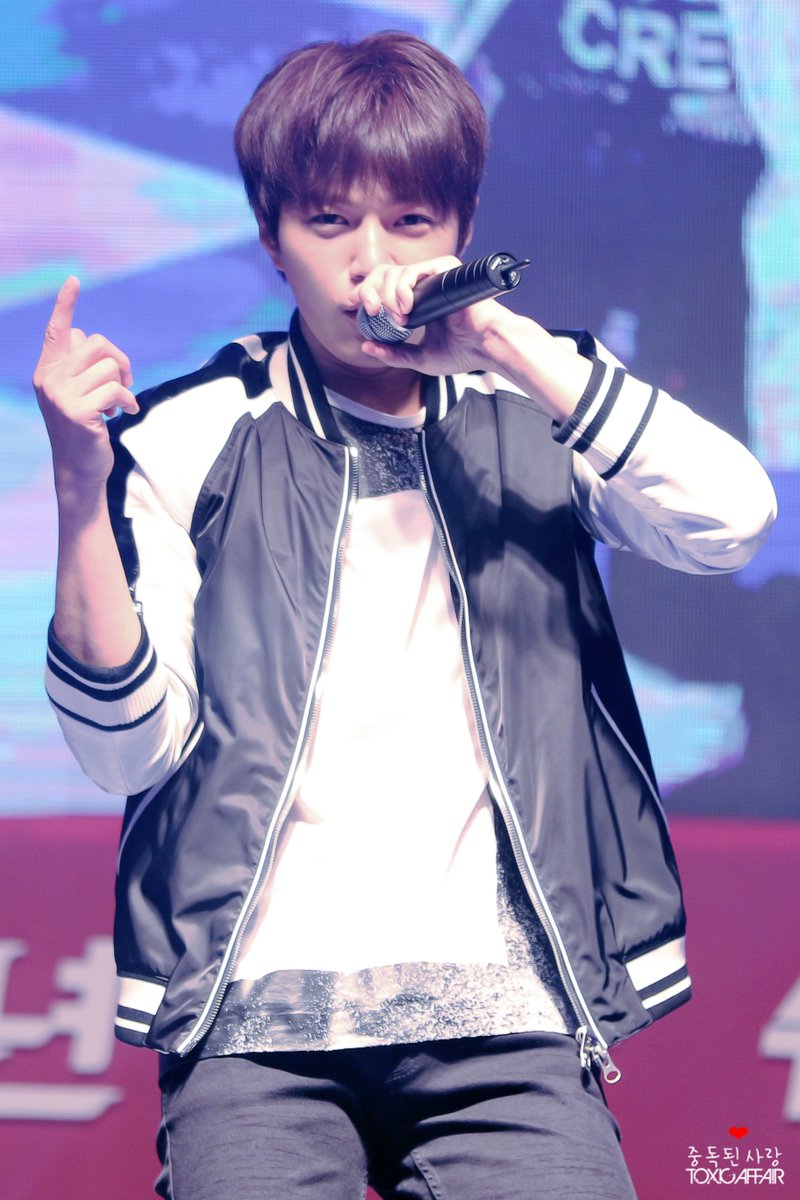 ToxicAffair's tweet photo. 151128 롯데 1주년 슈퍼 콘서트 #성규 #명수 날씨가 춥지만 무대에서도 잘 해요. https://t.co/e8hOBwQniw