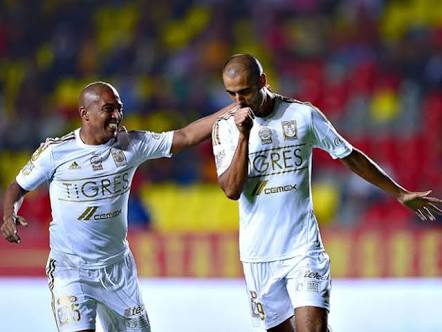 TadGonza's tweet photo. #CasacasConErrores #FailKit No se si alcanzan a ver, pero los escudos son diferentes @LaCasacaBlog https://t.co/1qMQFMXo9l