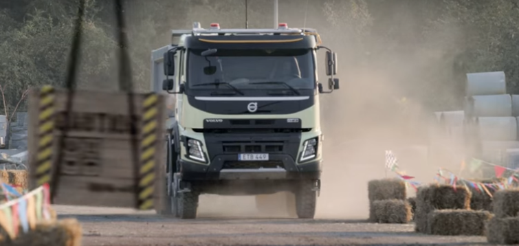 therealautoblog's tweet image. Watch a 4-year-old remotely drive a Volvo dump truck: aol.it/1NvOp5k
@volvocarsus