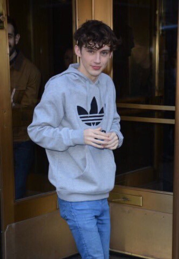 bunnyhopfreak's tweet photo. when the paparazzi are following celebrities, they usually dont look into the camera or react but then theres troye https://t.co/m5N2c44CrI