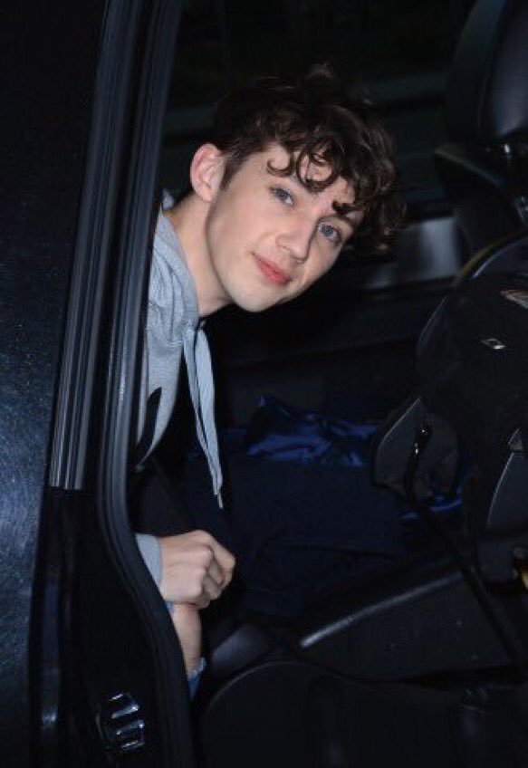 bunnyhopfreak's tweet photo. when the paparazzi are following celebrities, they usually dont look into the camera or react but then theres troye https://t.co/m5N2c44CrI