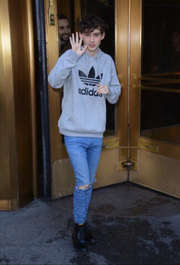 bunnyhopfreak's tweet photo. when the paparazzi are following celebrities, they usually dont look into the camera or react but then theres troye https://t.co/m5N2c44CrI