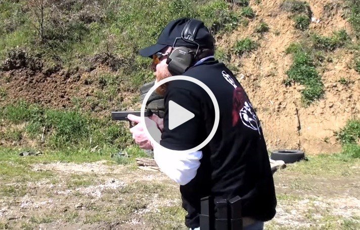 tacticalclips's tweet image. Click here -&amp;gt; bit.ly/1NxbmRk &amp;lt;- watch the video This guy can shoot
#TacticalShooting #FastShooting #Instr…
