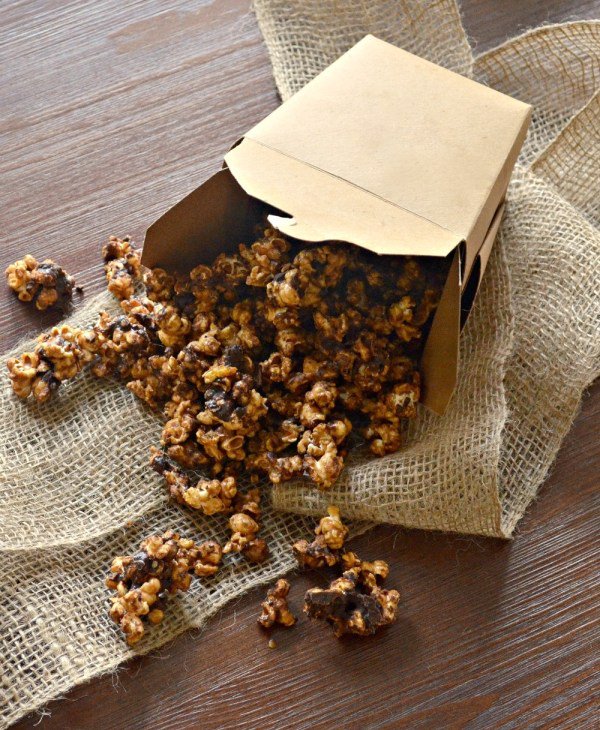 Make tonight a movie night with this easy #vegan chocolate caramel popcorn 
recipe. goo.gl/uumGzH
