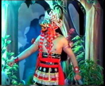 Tata panggung Seni Topeng Sumenep Madura bongkar pasang yg sngat memungkinkan panggilan Undangan masyarakat sekitar.