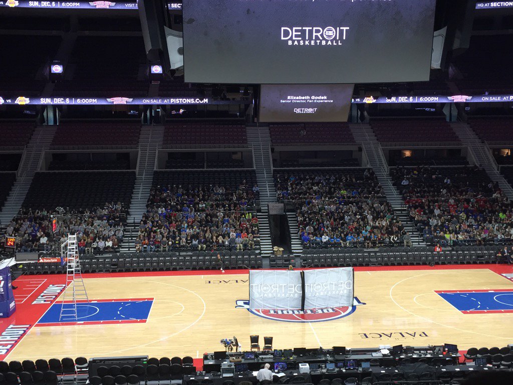 HollyDECA's tweet photo. #DetroitBasketball Business Conference with Holly DECA!🏀 1000 strong!!!  #mideca https://t.co/trJSaAF2Y0