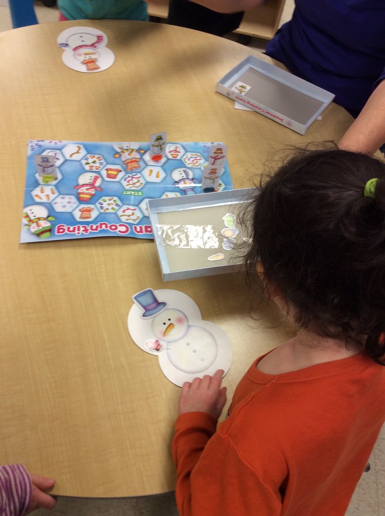 Lace_C's tweet image. Snowmen are still alive in our room even with no snow☃❄️#fdk #inquiry #namepractice @DunsfordDES @c_andrews47