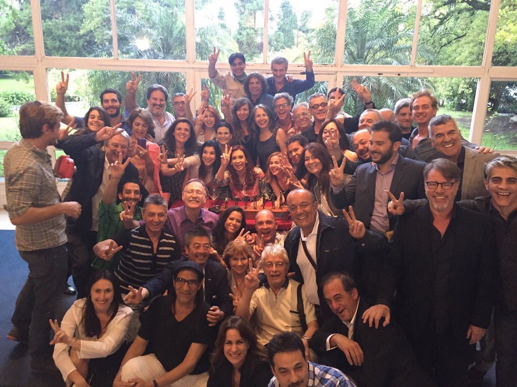 rialjorge's tweet photo. Los artistas despiden a @CFKArgentina https://t.co/pUfDYcfrvS