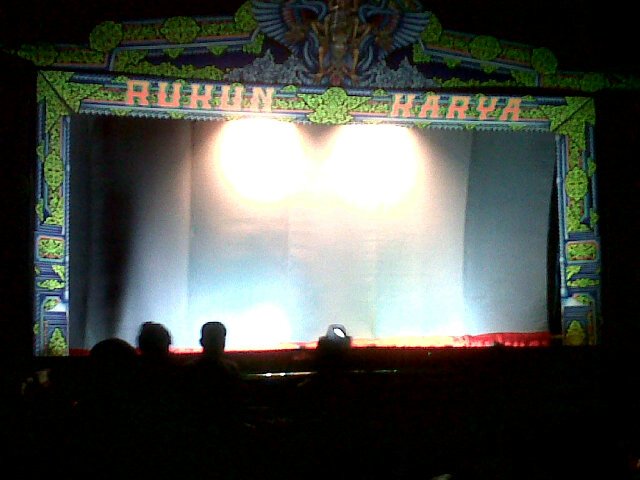 Ketoprak Ludruk adalah Seni Budaya Wayang Orang Sumenep-Madura yg dimainkan dlm 1 malam sama halnya dg seni topeng