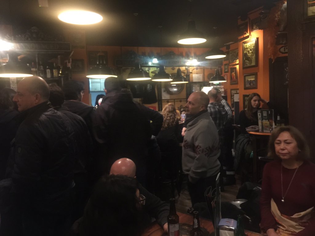 DakotaCustomBAR's tweet photo. Llenazo en el Dakota por ver a #Garage que empiezan la noche perdiendo los papeles con Rem. https://t.co/mXi72vg9pM