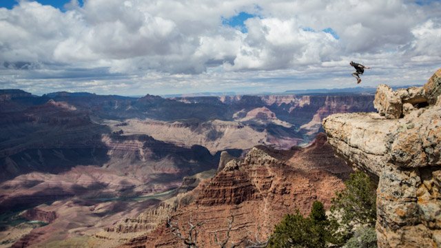 TheWeeklyFlickr's tweet photo. #Freerunning photog @ediphotoeye captures extreme stunts at breathtaking heights #TWF Watch https://t.co/WaKiiONMRp https://t.co/7GlkMMWELv
