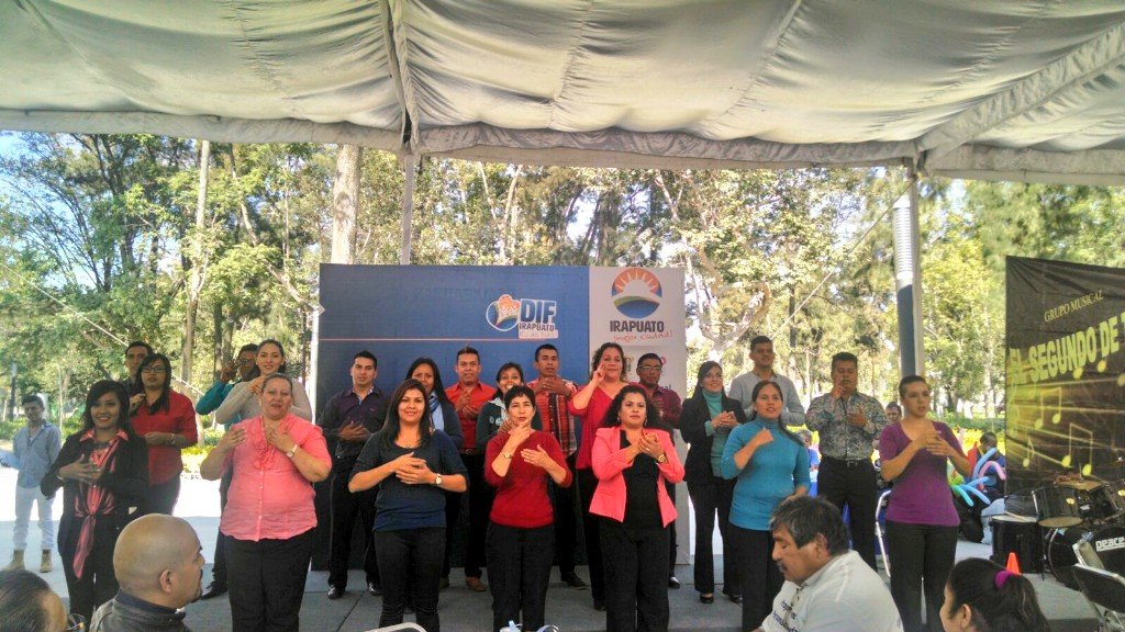 irapuatogob's tweet photo. Nuestras autoridades entregan constancia a 27 funcionarios municipales que concluyeron Taller de Lenguaje de Señas. https://t.co/SN74vnPhyT