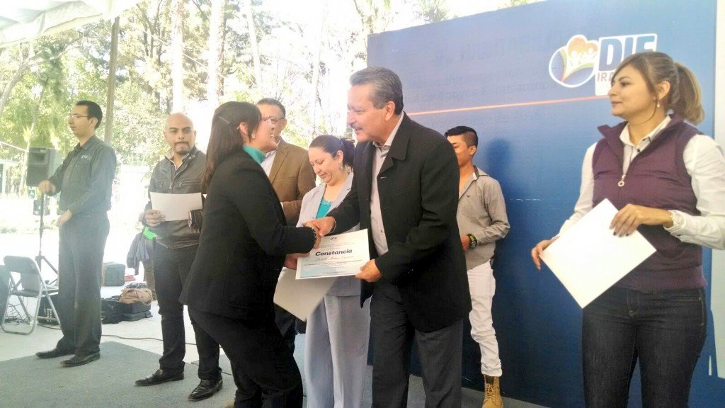 irapuatogob's tweet photo. Nuestras autoridades entregan constancia a 27 funcionarios municipales que concluyeron Taller de Lenguaje de Señas. https://t.co/SN74vnPhyT