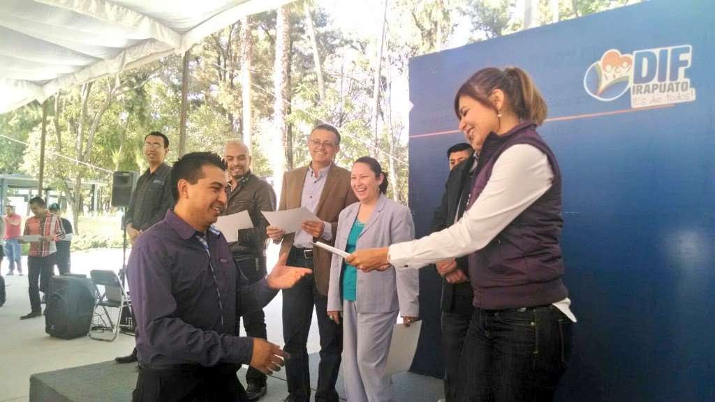 irapuatogob's tweet photo. Nuestras autoridades entregan constancia a 27 funcionarios municipales que concluyeron Taller de Lenguaje de Señas. https://t.co/SN74vnPhyT